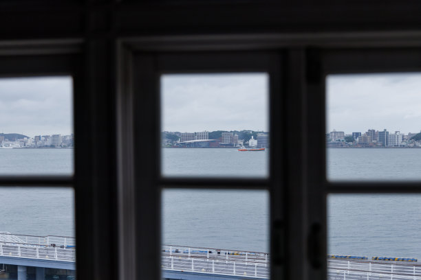 从原Moji海关的窗口看到的下关和关门海峡的城市景观图片下载