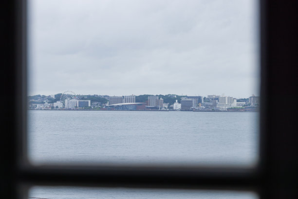 从原Moji海关的窗口看到的下关和关门海峡的城市景观图片下载