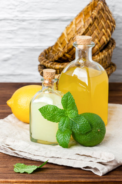 酸橙和柠檬糖浆装在玻璃瓶里薄荷和篮子是背景图片下载