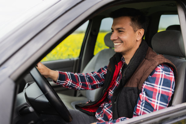 一个年轻的农民坐在越野车的肖像图片下载