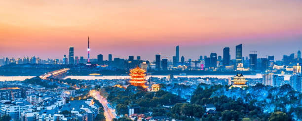 中国湖北省武汉市黄鹤楼高角度黄昏景图片下载