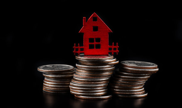 微型象征性的红房子和25美分面额的硬币在黑色背景上图片下载