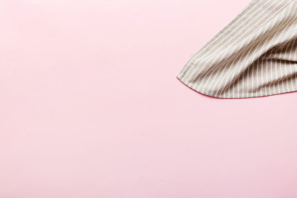 顶视图与灰色厨房餐巾孤立的桌子背景。折叠布料与复制空间的模型，平铺。最小的风格图片下载