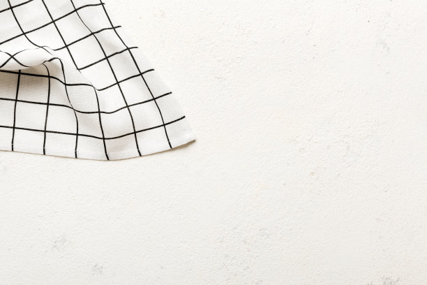 顶视图与白色空厨房餐巾隔离在桌子背景。折叠布料与复制空间的模型，平铺。最小的风格图片下载