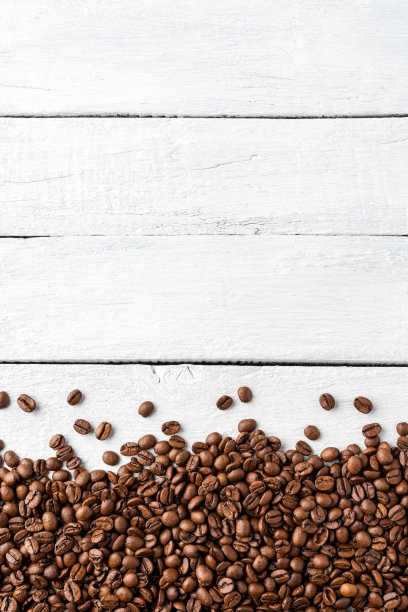 烘烤咖啡豆在质朴的木制背景与copyspace的头顶拍摄图片下载