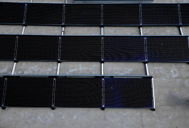 作为建筑工地的一部分，住宅集装箱连接到一座建筑上，屋顶上安装了太阳能电池板，这将确保建筑的运行自给自足，平整，机架，鹅卵石图片下载