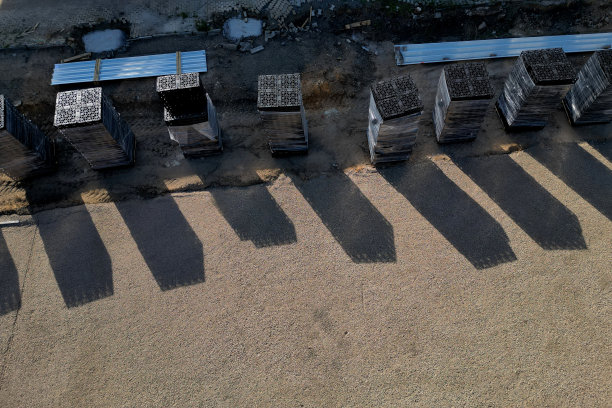 大型建筑的渗透块。它们并排折叠，彼此叠在一起，并使用水平紧固件固定。水从各种过滤井的屋顶，停车场图片下载