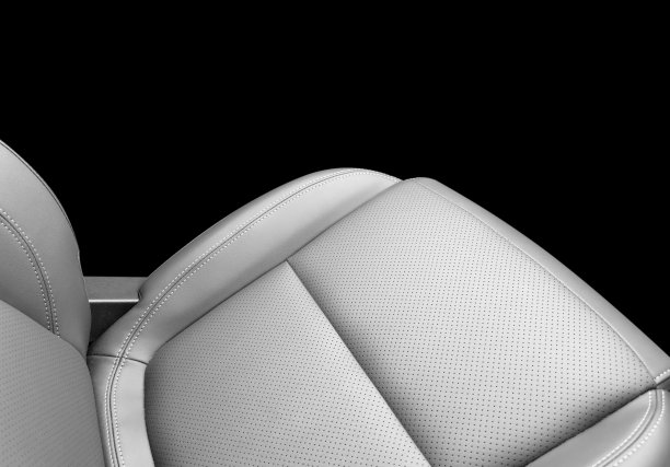 现代豪华车黑色皮革内饰。部分黑色皮革汽车座椅细节与白色拼接。名车内饰。穿孔皮革座椅孤立的黑色。穿孔皮革。图片下载