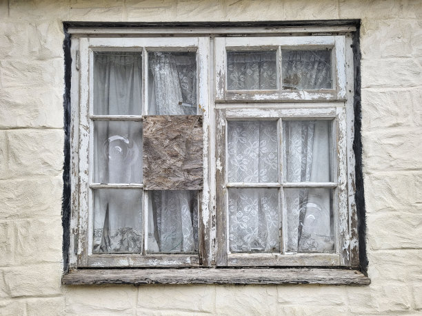 威尔士小屋破旧的窗户图片下载