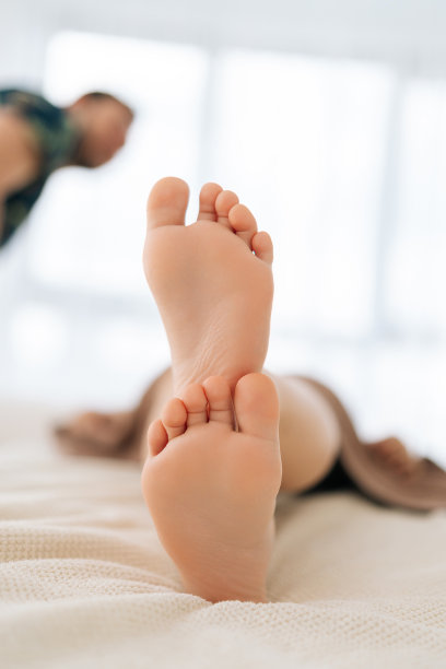 一个无法辨认的五岁男孩躺在水疗沙龙的按摩床上。预防的概念，舒缓。图片下载