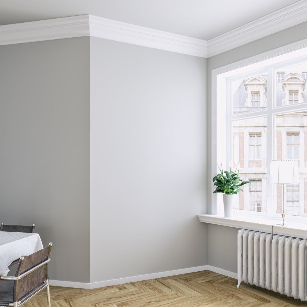 一个空的经典优雅的内饰的侧视图-一个现代的，但经典的餐厅与灰色和白色的墙壁背景，完整的餐桌，和法国风格的窗户与城市景观图片下载