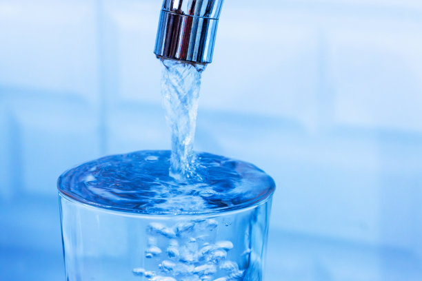 从厨房的水龙头里倒一杯淡水图片下载