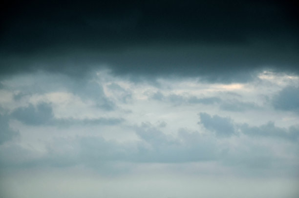 乌云笼罩着大地图片下载
