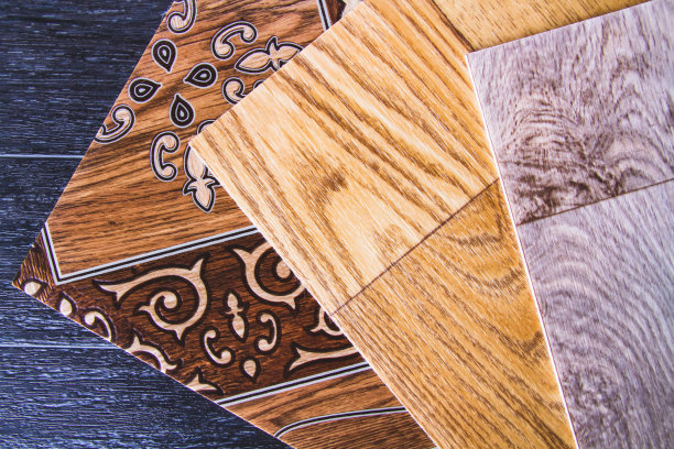 油毡防水性能。厨房里的防水油毡。样卷。图片下载