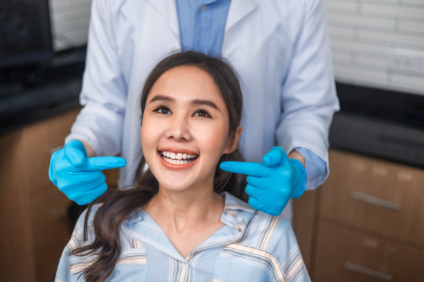 医疗保健和医药概念。年轻女子在牙医办公室检查检查结果。图片下载