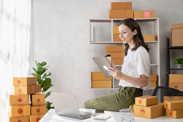 女企业家用笔记本电脑开始网上家庭业务，用黄色包裹箱送货。中小企业经营理念图片下载