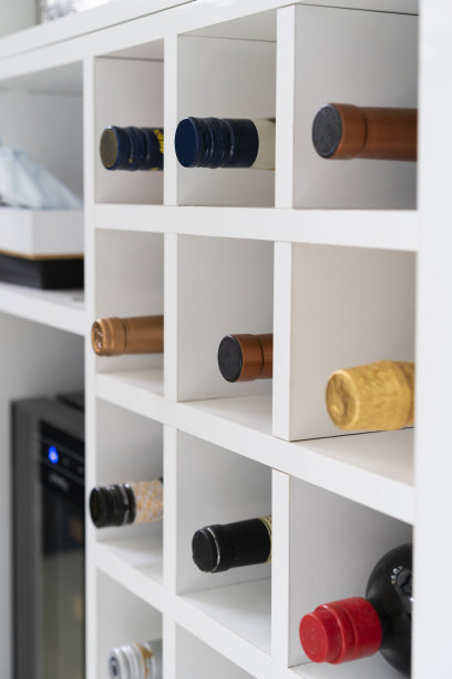 现代厨房酒窖里的酒瓶图片下载