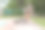 一个拉丁人在泳池里摆弄笔记本电脑图片下载