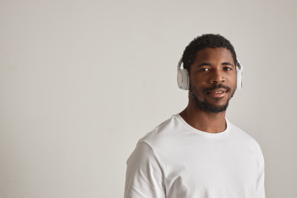 戴着耳机的非裔美国人图片下载