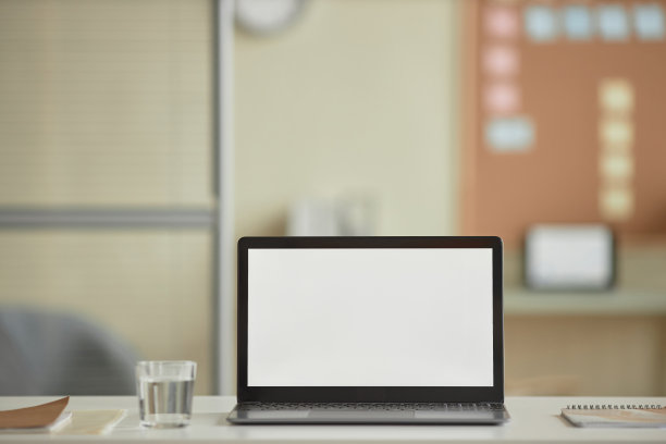 打开笔记本电脑与空白屏幕模拟在办公室的桌子上图片下载