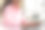 穿着粉色衣服的年轻女子在办公室用笔记本电脑键盘打字图片下载
