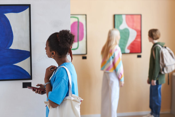 不同群体的青少年观看艺术的彩色照片图片下载