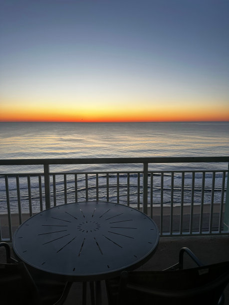 壮观的日落从阳台的豪华海滨公寓图片下载