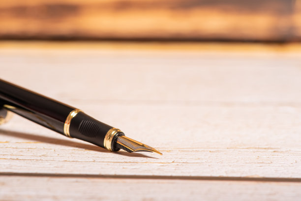 钢笔，漂亮的钢笔在质朴的木质表面，选择性的聚焦。图片下载