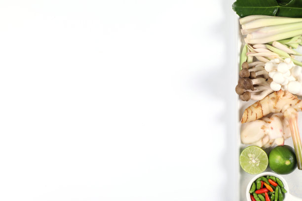 做汤炖鸡的原料。泰式鸡汤在椰奶白色背景俯视图有复制空间。图片下载