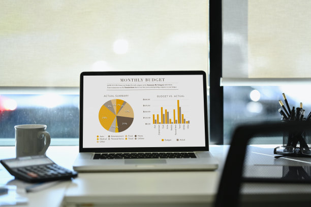 前视图笔记本电脑与图形，图表，图表在屏幕上和办公用品在白色的桌子上图片下载