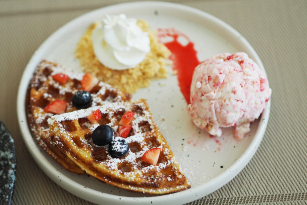 华夫饼和草莓冰淇淋，焦糖糖浆和新鲜浆果。图片下载