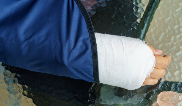 手臂骨折，打石膏，用绷带支撑受伤的手臂、前臂或手腕。伤害与健康概念图片下载