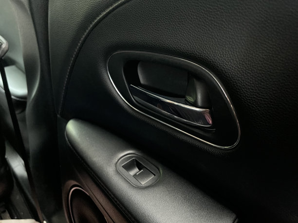 带门把手的汽车的窗户按钮图片下载