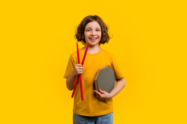 在录音室的鼓手女孩图片下载