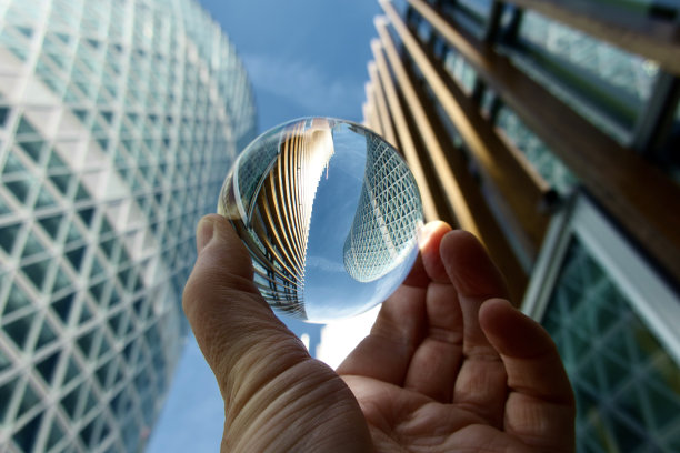 水晶球对抗现代建筑图片下载