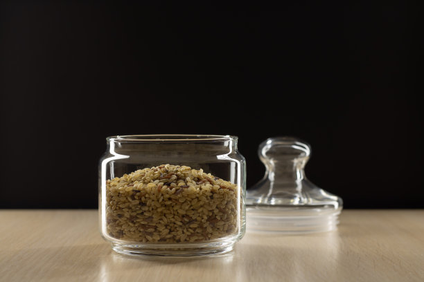 黑底玻璃罐里的米饭。图片下载