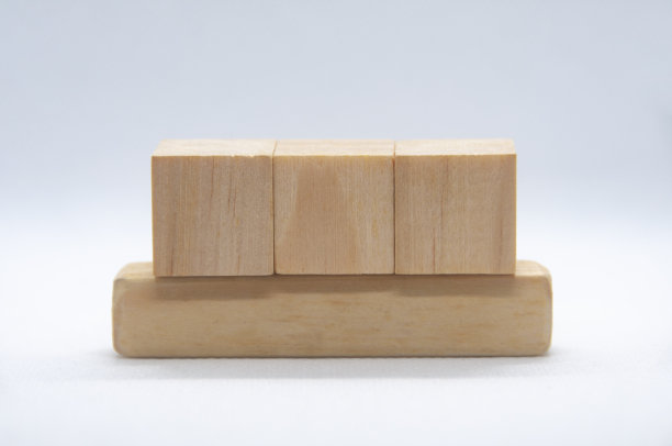 木制立方体的特写，可为文本或想法定制空间。本空间图片下载