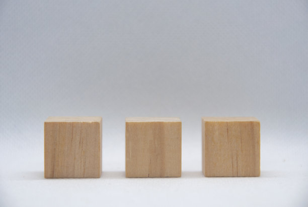 木制立方体的特写，可为文本或想法定制空间。本空间图片下载