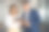 两个不同的伙伴走着成熟的拉丁商人和欧洲商人在办公室讨论平板电脑上的项目。两个专业商务人士的同事在工作空间一起工作。图片下载