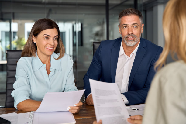 一群不同的合作伙伴，成熟的拉丁商人和欧洲商人在办公室的桌子上讨论项目文件。团队由同事、专业人士、商务人士共同努力。图片下载