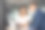 一组不同的合作伙伴坐在桌子旁，成熟的拉丁商人和欧洲商人在办公室用笔记本电脑讨论项目。两个专业商务人士的同事一起工作。图片下载