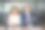微笑的成熟的拉丁商人和欧洲商人坐在桌子旁，双臂交叉在办公室。两个不同的同事团队自信的专业商务人士。图片下载