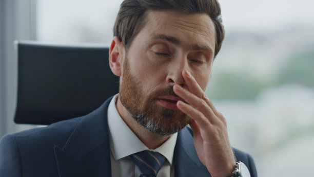 严肃的执行董事坐在办公室里担心公司项目。图片下载