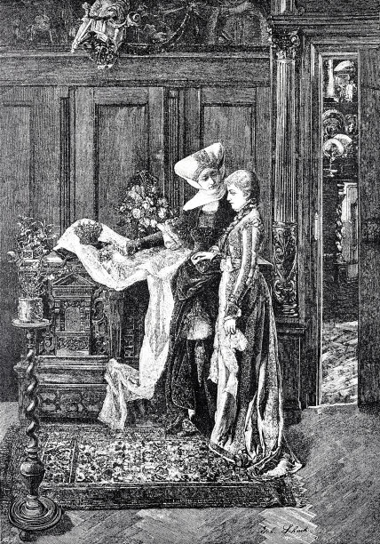 挑选新娘首饰，母女俩站在一个放着传家宝的箱子前图片下载