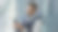 自信的导演坐在办公室看手机屏幕近距离。图片下载