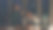 两名同事在成功工作一天后的深夜在办公桌前喝酒。图片下载