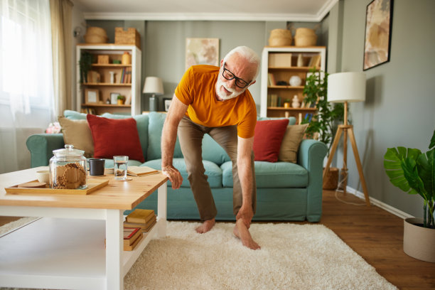 老人双手抱抱脚踝，关节疼痛图片下载
