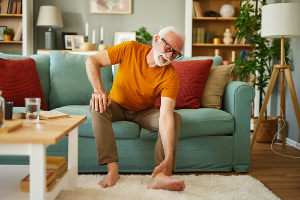 老人双手抱抱脚踝，关节疼痛图片下载