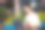 亚洲年轻女子坐在椅子上，使用笔记本电脑在城市公园图片下载