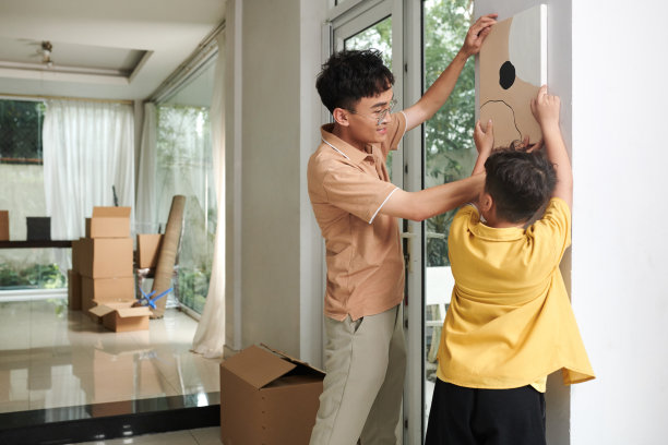 青春期前的男孩帮助父亲图片下载